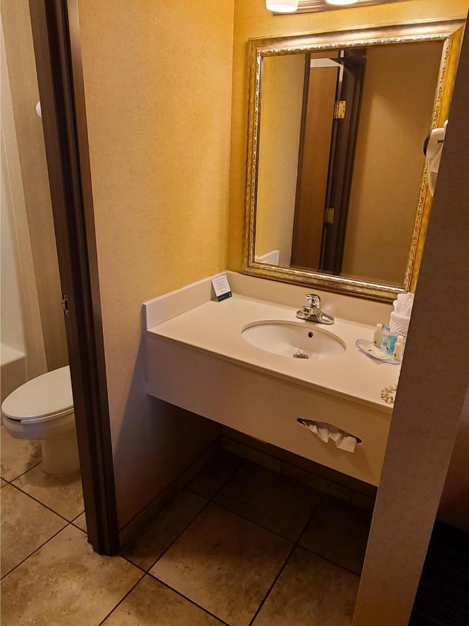 Quality Inn & Suites Wellington - Fort Collins Exteriör bild